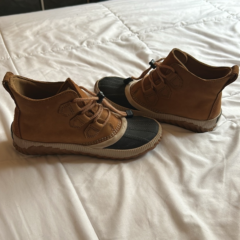 Sorel Tan and Black Laced Waterproof Boots Size 4 - Picture 4 of 11